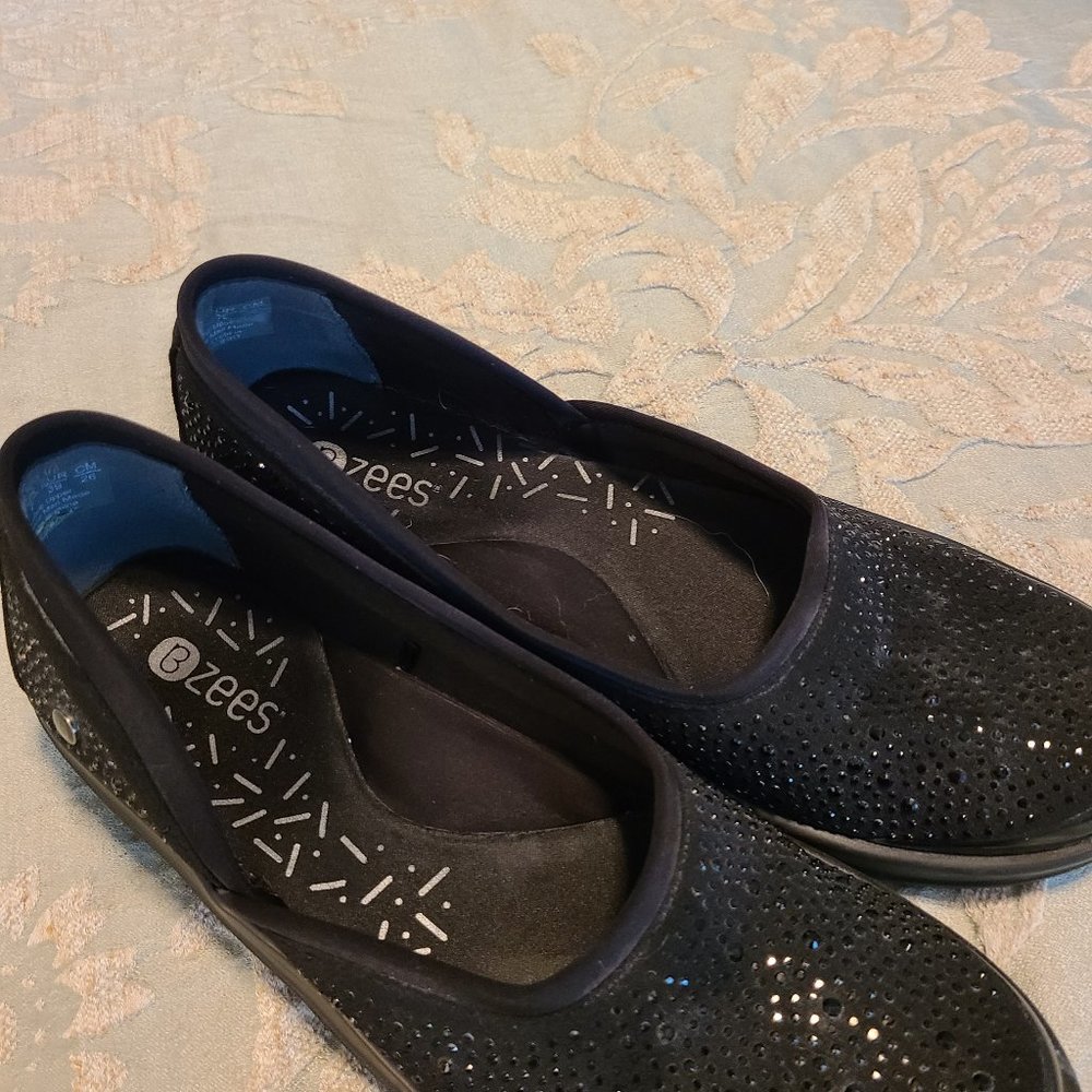 Bzees Slip-ons Size 9 with Sparkly stretch knit uppers.